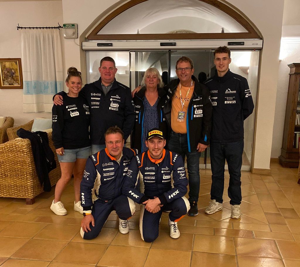 Hele den danske trup på Sardinien. Simon Vallentin og Peter Egholm med Sarah Haulrik og servicefolkene Bo Andersen og Jacob Egholm samt Henrik og Trine Andersen, der spiller en central rolle i gruppen af sponsorer, som støtter Vallentin Rallysport.